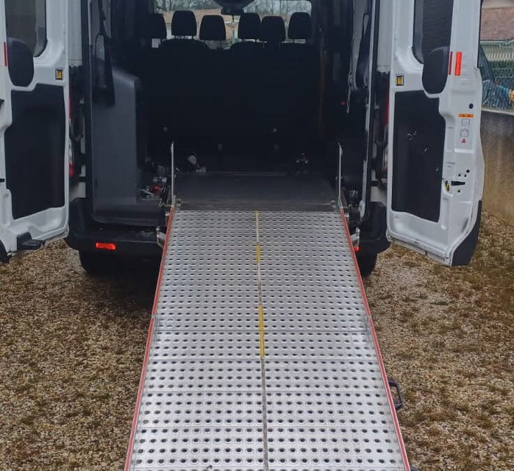 Van Cissé Transport avec rampe d'accès déployée pour le transport médical adapté