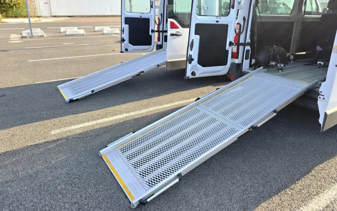 Rampe d'accès déployée sur un véhicule de transport PMR Cissé Transport en Gironde